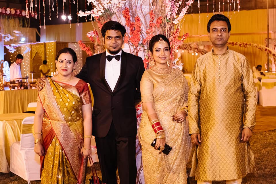 দুর্নিবার সাহা মিনাক্ষী মুখোপাধ্যায়ের বিয়ে হয় ৪ বছর আগেই। রেজিস্ট্রি ম্যারেজ করেছিলেন তাঁরা৷ এবার হল সামাজিক নিয়মে বিয়ে৷ দুর্নিবার সাহা মিনাক্ষী মুখোপাধ্যায়ের বিয়ে হয় ৪ বছর আগেই। রেজিস্ট্রি ম্যারেজ করেছিলেন তাঁরা৷ এবার হল সামাজিক নিয়মে বিয়ে৷