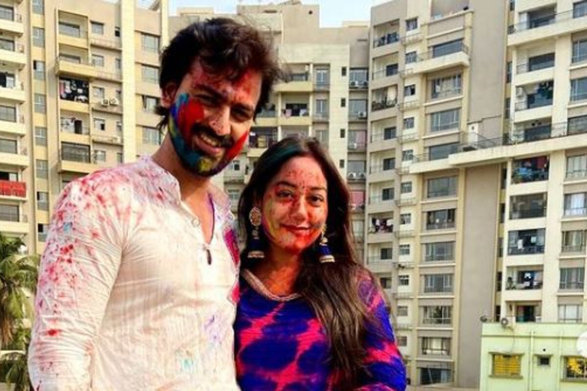 রুদ্রজিৎ ও প্রমিতাও বিয়ের পরে প্রথম রং খেললেন। নানা রঙের আবিরে পরস্পরকে রাঙিয়ে দিলেন দম্পতি। বাড়ির ছাদে পরিবারের সঙ্গে দোল খেললেন দুজনে। রুদ্রজিৎ ও প্রমিতাও বিয়ের পরে প্রথম রং খেললেন। নানা রঙের আবিরে পরস্পরকে রাঙিয়ে দিলেন দম্পতি। বাড়ির ছাদে পরিবারের সঙ্গে দোল খেললেন দুজনে।