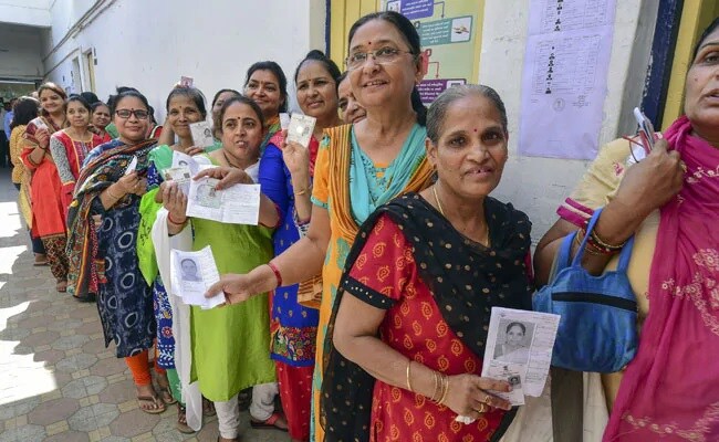 • ভোট দেওয়া যাবে MNREGA প্রদত্ত জব কার্ড থাকলে । এমনকি শ্রম মন্ত্রকের দেওয়া হেলথ স্মার্টকার্ড দেখালে ভোট দেওয়া যাবে । • ভোট দেওয়া যাবে MNREGA প্রদত্ত জব কার্ড থাকলে । এমনকি শ্রম মন্ত্রকের দেওয়া হেলথ স্মার্টকার্ড দেখালে ভোট দেওয়া যাবে ।