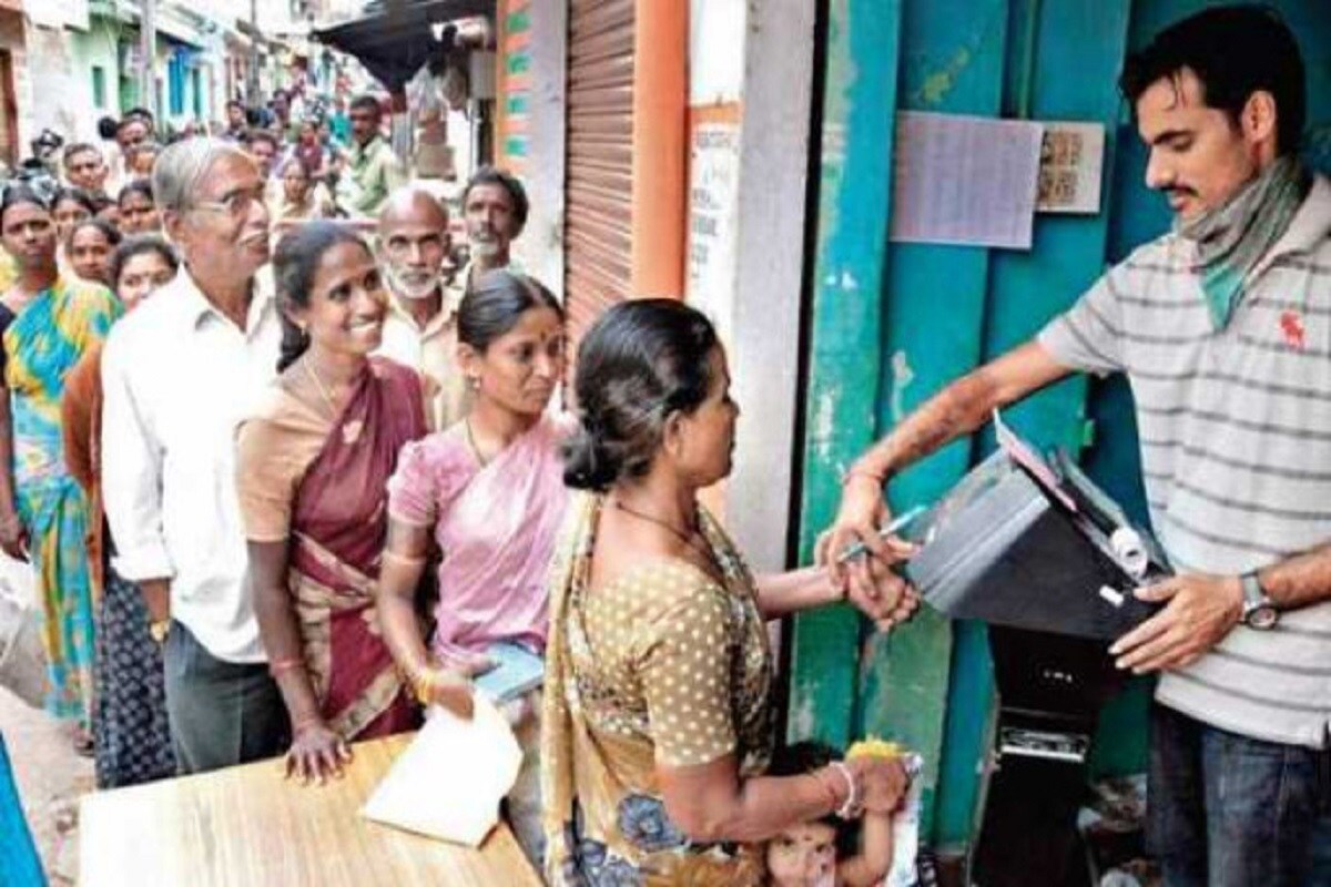 যেভাবেই এই মেরা রেশন অ্যাপটি ডাউনলোড করা হবে সেটি হল ৷ সর্বপ্রথম গুগল অ্যাপস্টোরে যেতে হবে, সেখান থেকে মেরা রেশন অ্যাপ সার্চ করতে হবে ৷ মেরা রেশন অ্যাপটি ডাউনলোড করে ইনস্টল করতে হবে ৷ এরপরেই অ্যাডটি ওপেন করা দরকার ৷ প্রতীকী ছবি ৷ যেভাবেই এই মেরা রেশন অ্যাপটি ডাউনলোড করা হবে সেটি হল ৷ সর্বপ্রথম গুগল অ্যাপস্টোরে যেতে হবে, সেখান থেকে মেরা রেশন অ্যাপ সার্চ করতে হবে ৷ মেরা রেশন অ্যাপটি ডাউনলোড করে ইনস্টল করতে হবে ৷ এরপরেই অ্যাডটি ওপেন করা দরকার ৷ প্রতীকী ছবি ৷