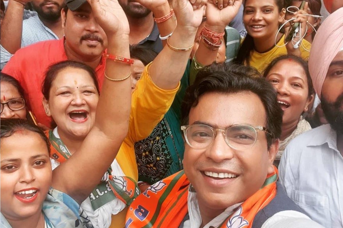 বিধানসভা নির্বাচনের অন্যতম জরুরি কেন্দ্র ভবানীপুর থেকে বিজেপির প্রার্থী রুদ্রনীল ঘোষ। এককালে বামপন্থী হিসেবে পরিচিত ছিলেন। তার পরে তৃণমূল হয়ে তিনি বিজেপিতে এসেছেন। তাঁকে নিয়ে সোশ্যাল মিডিয়ায় ট্রোলিংও হচ্ছে জোরদার। মমতা বন্দ্যোপাধ্য়ায় যে কেন্দ্রে বিধায়ক, সেখানেই এবার লড়বেন তিনি। এই কঠিন কেন্দ্রে জেতার জন্য পুজো দিয়ে প্রচার শুরু করেছেন রুদ্রনীল। বিধানসভা নির্বাচনের অন্যতম জরুরি কেন্দ্র ভবানীপুর থেকে বিজেপির প্রার্থী রুদ্রনীল ঘোষ। এককালে বামপন্থী হিসেবে পরিচিত ছিলেন। তার পরে তৃণমূল হয়ে তিনি বিজেপিতে এসেছেন। তাঁকে নিয়ে সোশ্যাল মিডিয়ায় ট্রোলিংও হচ্ছে জোরদার। মমতা বন্দ্যোপাধ্য়ায় যে কেন্দ্রে বিধায়ক, সেখানেই এবার লড়বেন তিনি। এই কঠিন কেন্দ্রে জেতার জন্য পুজো দিয়ে প্রচার শুরু করেছেন রুদ্রনীল।