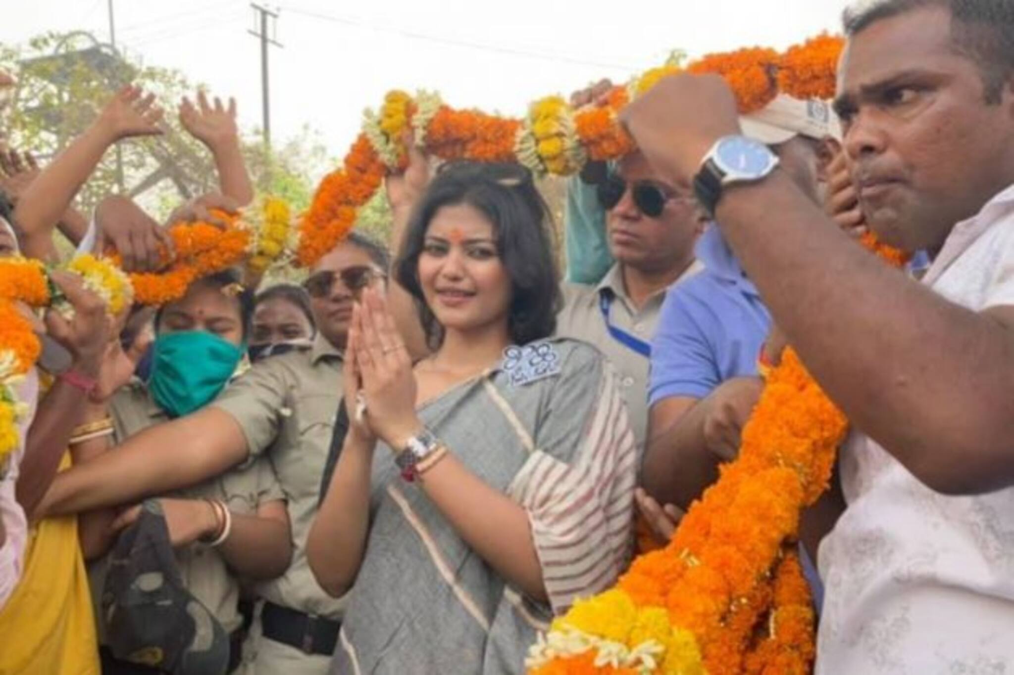 Saayoni Ghosh: আবার শাড়ির কুচি ধরে ছুটলেন সায়নী! কিন্তু কেন, সেই জবাবও দিলেন নেটিজেনদের