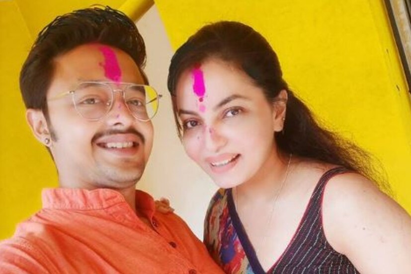 বিয়ের মরশুমে এবার টেলিভিশনের আরও দুই তারকা সাত পাকে ঘুরেছেন- সায়ন্তনী সেনগুপ্ত ও ইন্দ্রনীল। প্রথম হোলিতে গোলাপি আবিরে ভরালেন পরস্পরকে। 
