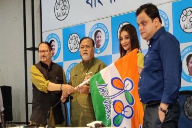 বন্ধন, অ্যাক্সিস, এইচডিএফসি এবং আইসিআইসিআই মিলিয়ে মোট ৮টি ব্যাঙ্ক অ্যাকাউন্ট রয়েছে তাঁর। এর মধ্যে তিনটি যৌথ অ্যাকাউন্ট। অথচ বন্ধন ব্যাঙ্কের একটি যৌথ অ্যাকাউন্ট ছাড়া প্রায় কোনও অ্যাকাউন্টেই উল্লেখযোগ্য পরিমাণ টাকা জমা নেই অভিনেত্রীর। নগদ টাকা মাত্র ৪৩ হাজার ১২৭। বন্ধন, অ্যাক্সিস, এইচডিএফসি এবং আইসিআইসিআই মিলিয়ে মোট ৮টি ব্যাঙ্ক অ্যাকাউন্ট রয়েছে তাঁর। এর মধ্যে তিনটি যৌথ অ্যাকাউন্ট। অথচ বন্ধন ব্যাঙ্কের একটি যৌথ অ্যাকাউন্ট ছাড়া প্রায় কোনও অ্যাকাউন্টেই উল্লেখযোগ্য পরিমাণ টাকা জমা নেই অভিনেত্রীর। নগদ টাকা মাত্র ৪৩ হাজার ১২৭।