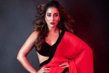 তবে সঞ্চয়ে তেমন মন না থাকলেও গাড়ি আর গয়নায় ভালোই দুর্বলতা আছে দেখা গেল সায়ন্তিকার। গত ২০১৮ -তেই ৪৩ লাখ ৫৬ হাজার ৪৩৬ টাকার একটি মার্সিডিজ বেন্জ কিনেছেন তিনি। আর রয়েছে ৩.৫২ গ্রাম ওজনের সোনার গয়না। সঙ্গে রয়েছে বহুমূল্য আরও অলঙ্কার, যার আনুমানিক বাজারমূল্য ১ লাখ ২৩ হাজার ৪৩৬ টাকা। তবে সঞ্চয়ে তেমন মন না থাকলেও গাড়ি আর গয়নায় ভালোই দুর্বলতা আছে দেখা গেল সায়ন্তিকার। গত ২০১৮ -তেই ৪৩ লাখ ৫৬ হাজার ৪৩৬ টাকার একটি মার্সিডিজ বেন্জ কিনেছেন তিনি। আর রয়েছে ৩.৫২ গ্রাম ওজনের সোনার গয়না। সঙ্গে রয়েছে বহুমূল্য আরও অলঙ্কার, যার আনুমানিক বাজারমূল্য ১ লাখ ২৩ হাজার ৪৩৬ টাকা।