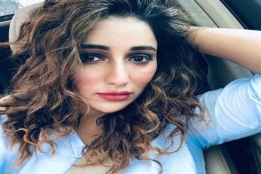 এইচডিএফসি ব্যাঙ্কে তাঁর ১৯ লাখ ৯১ হাজার ৮৯১ টাকার গাড়ি ঋণ রয়েছে। আইসিআইসি ব্যাঙ্কের কাছে ১৪ লাখ ৯৭ হাজার ১৮ টাকার ব্যক্তিগত ঋণ রয়েছে। এ ছাড়া এইচডিএফসি ক্রেডিট কার্ডে ৪ লাখ ৫৪ হাজার ৯৩৩ টাকা এবং অ্যাক্সিস ব্যাঙ্কের ক্রেডিট কার্ডে ১ লাখ ৪৩ হাজার ৩৯৭ টাকা পরিশোধ করতে হবে। মোট ঋণ ৪০ লাখ ৮৭ হাজার ২৪০ টাকা। এর বাইরে ৩ লাখ ১০ হাজার টাকার জিএসটি এখনও জমা দেননি তিনি। ব্যাঙ্ক ব্যালান্স, স্থাবর-অস্থাবর মিলিয়ে তাঁর সম্পত্তির পরিমাণ মাত্র ৪৬ লাখ ৩৯ হাজার ৫২ টাকা। এইচডিএফসি ব্যাঙ্কে তাঁর ১৯ লাখ ৯১ হাজার ৮৯১ টাকার গাড়ি ঋণ রয়েছে। আইসিআইসি ব্যাঙ্কের কাছে ১৪ লাখ ৯৭ হাজার ১৮ টাকার ব্যক্তিগত ঋণ রয়েছে। এ ছাড়া এইচডিএফসি ক্রেডিট কার্ডে ৪ লাখ ৫৪ হাজার ৯৩৩ টাকা এবং অ্যাক্সিস ব্যাঙ্কের ক্রেডিট কার্ডে ১ লাখ ৪৩ হাজার ৩৯৭ টাকা পরিশোধ করতে হবে। মোট ঋণ ৪০ লাখ ৮৭ হাজার ২৪০ টাকা। এর বাইরে ৩ লাখ ১০ হাজার টাকার জিএসটি এখনও জমা দেননি তিনি। ব্যাঙ্ক ব্যালান্স, স্থাবর-অস্থাবর মিলিয়ে তাঁর সম্পত্তির পরিমাণ মাত্র ৪৬ লাখ ৩৯ হাজার ৫২ টাকা।