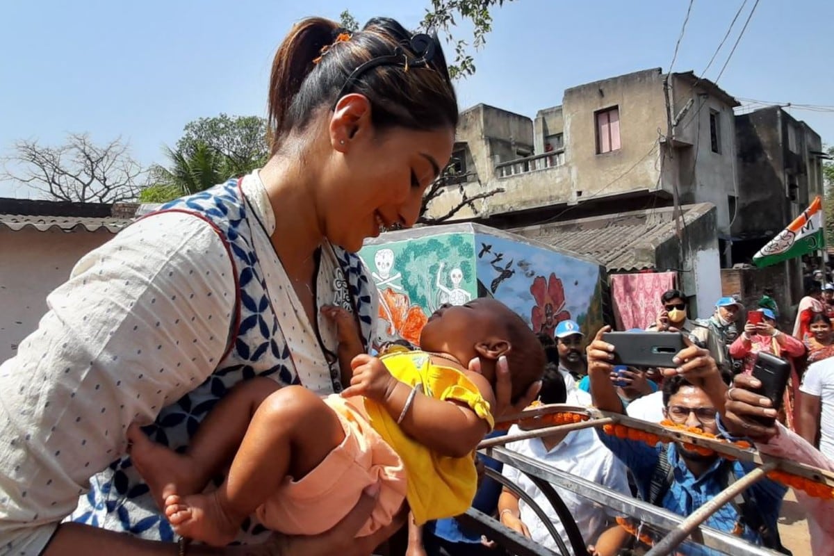 গ্ল্যামারাস নায়িকা হিসেবেই এতদিন পরিচিত ছিলেন অভিনেত্রী সায়ন্তিকা বন্দ্যোপাধ্যায়। এবার মাঠে ঘাটে নেমে প্রচারের পালা শুরু করেছেন। বাঁকুড়া থেকে তিনি তৃণমূলের প্রার্থী। তবে রোদে গরমে মাঠে নেমে কাজ করতে কোনও অসুবিধা নেই বলেই জানিয়েছিলেন নায়িকা। কারণ পর্দায় শৌখিন দেখতে লাগলেও আসলে তিনি কিক বক্সিং করেন। গ্ল্যামারাস নায়িকা হিসেবেই এতদিন পরিচিত ছিলেন অভিনেত্রী সায়ন্তিকা বন্দ্যোপাধ্যায়। এবার মাঠে ঘাটে নেমে প্রচারের পালা শুরু করেছেন। বাঁকুড়া থেকে তিনি তৃণমূলের প্রার্থী। তবে রোদে গরমে মাঠে নেমে কাজ করতে কোনও অসুবিধা নেই বলেই জানিয়েছিলেন নায়িকা। কারণ পর্দায় শৌখিন দেখতে লাগলেও আসলে তিনি কিক বক্সিং করেন।