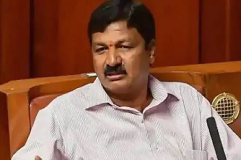 •কর্নাটকের প্রাক্তন মুখ্যমন্ত্রী জে এইচ পটেল (JH Patel) একদা খোলাখুলি জানিয়েছিলেন যে সন্ধে হয়ে যাওয়ার পরে হুইস্কি এবং নারীর সাহচর্য না হলে তাঁর চলে না! তাঁর মতো নিজের দুর্বলতা নিয়ে খোলাখুলি কথা অবশ্য সব নেতা বলেন না। সম্প্রতি যৌন কুৎসায় ইস্তফা দিতে বাধ্য হলেও কর্নাটকের জলসম্পদ মন্ত্রী রমেশ জারকিহোলি (Ramesh Jarakiholi) তাঁর যে সেক্স টেপটি নেটদুনিয়ায় ভাইরাল হয়েছে, সে সংক্রান্ত যাবতীয় তথ্য অস্বীকার করেছেন। ইস্তফাপত্রে শুধু এটাই লিখেছেন যে নৈতিক জায়গা থেকে তিনি পদত্যাগ করলেন! অবশ্য এটাই প্রথম নয়, এর আগেও কর্নাটকের অনেক নেতাই যৌন কুৎসার কারণে গদি ছাড়তে বাধ্য হয়েছেন। এক এক করে দেখে নেওয়া যাক সেই সব অধ্যায়!