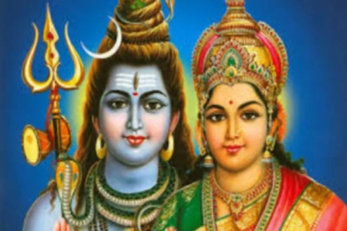 •প্রদোষ ব্রত যেহেতু প্রতি মাসের ত্রয়োদশী তিথিতে অনুষ্ঠিত হয়, সেই জন্য একে কয়েকটি আলাদা আলাদা নামে অভিহিত করা হয়েছে। সপ্তাহের যে বারে এই প্রদোষ ব্রতের তিথি পড়ে, সেই বারের নাম অনুসারে ব্রতটি চিহ্নিত হয়। যেমন, মঙ্গলবারে পড়লে একে বলা হয় ভৌম প্রদোষ ব্রত। শনিবারে পড়লে একে বলা হয় শনি প্রদোষ ব্রত। তেমনই মহাশিবরাত্রির আগের দিন, অর্থাৎ বুধবারে পড়েছে বলে এর পরিচিতি বুধ প্রদোষ ব্রত নামে। •প্রদোষ ব্রত যেহেতু প্রতি মাসের ত্রয়োদশী তিথিতে অনুষ্ঠিত হয়, সেই জন্য একে কয়েকটি আলাদা আলাদা নামে অভিহিত করা হয়েছে। সপ্তাহের যে বারে এই প্রদোষ ব্রতের তিথি পড়ে, সেই বারের নাম অনুসারে ব্রতটি চিহ্নিত হয়। যেমন, মঙ্গলবারে পড়লে একে বলা হয় ভৌম প্রদোষ ব্রত। শনিবারে পড়লে একে বলা হয় শনি প্রদোষ ব্রত। তেমনই মহাশিবরাত্রির আগের দিন, অর্থাৎ বুধবারে পড়েছে বলে এর পরিচিতি বুধ প্রদোষ ব্রত নামে।