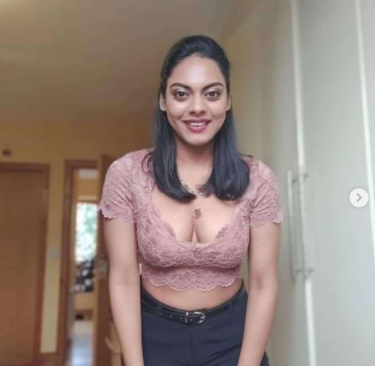 •পেশায় অভিনেত্রী, মডেল এবং সঞ্চালক সুনীতা তাঁর একটি ন্যুড ছবি পোস্ট করেন ইনস্টাগ্রামে৷ ছবিটি আয়নার সামনে তোলা৷ তাঁর সামনে রয়েছে একটি ফোন এবং পুরো ছবিটাই ধরা দিয়েছে আয়নায়৷ তিনি লিখেছেন যে, স্পেন নিয়ে চিন্তায় বিভোর, রোদ মাখা শরীর! •পেশায় অভিনেত্রী, মডেল এবং সঞ্চালক সুনীতা তাঁর একটি ন্যুড ছবি পোস্ট করেন ইনস্টাগ্রামে৷ ছবিটি আয়নার সামনে তোলা৷ তাঁর সামনে রয়েছে একটি ফোন এবং পুরো ছবিটাই ধরা দিয়েছে আয়নায়৷ তিনি লিখেছেন যে, স্পেন নিয়ে চিন্তায় বিভোর, রোদ মাখা শরীর!