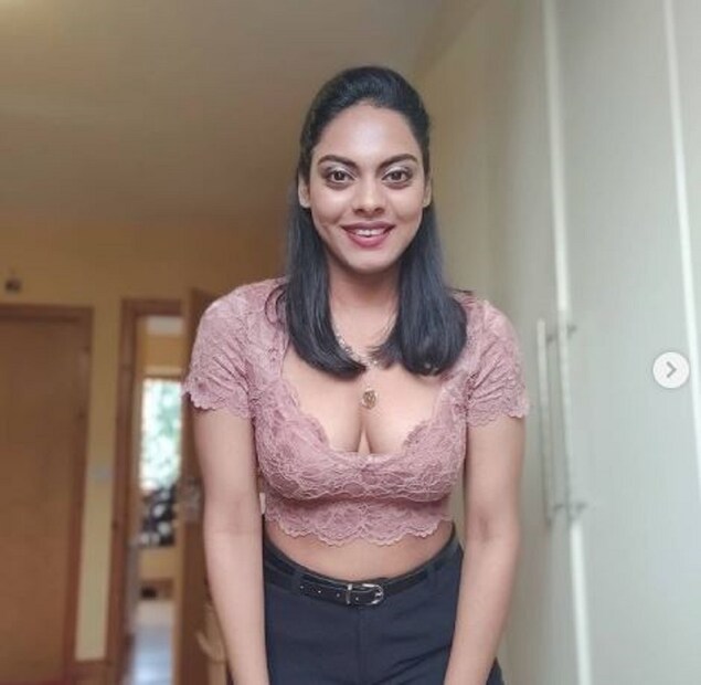 •পেশায় অভিনেত্রী, মডেল এবং সঞ্চালক সুনীতা তাঁর একটি ন্যুড ছবি পোস্ট করেন ইনস্টাগ্রামে৷ ছবিটি আয়নার সামনে তোলা৷ তাঁর সামনে রয়েছে একটি ফোন এবং পুরো ছবিটাই ধরা দিয়েছে আয়নায়৷ তিনি লিখেছেন যে, স্পেন নিয়ে চিন্তায় বিভোর রোদ মাখা শরীর! 