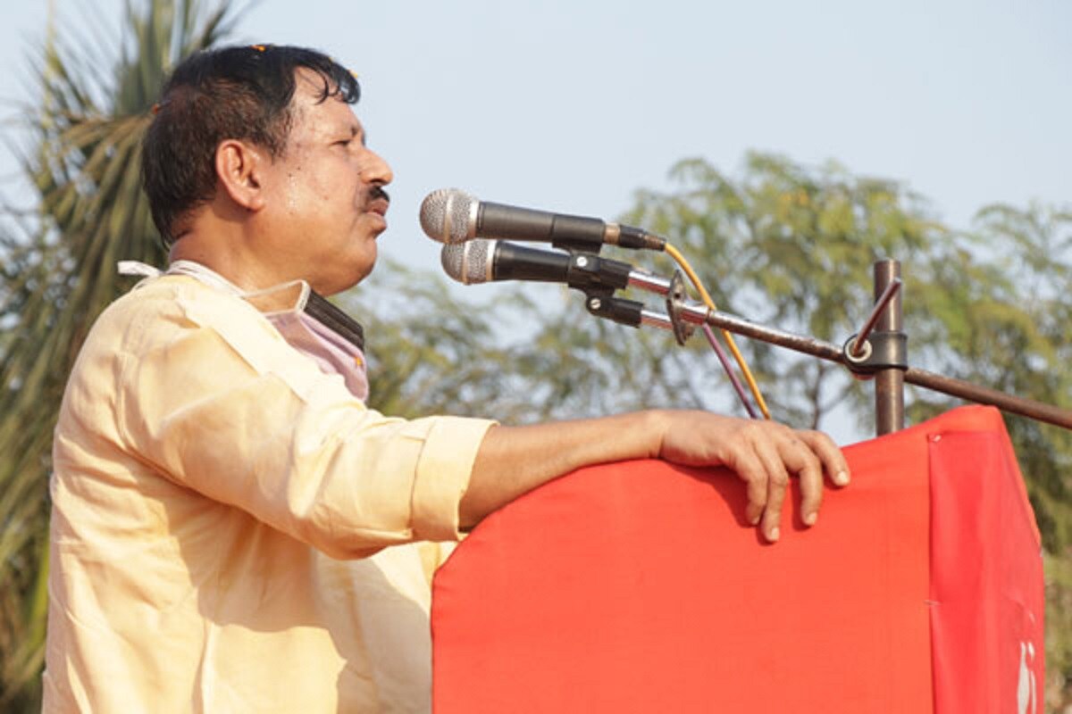 প্রথম দফাতেই ভোট রয়েছে শালবনিতে। তার আগে মনোনয়ন পেশ করেছেন সুশান্ত ঘোষ। সেই মনোনয়ন পেশের সময় তিনি যে হলফনামা পেশ করেছেন, তাতেই মিলেছে স্থাবর-অস্থাবর সম্পত্তির পরিমান। হলফনামায় নিজের এবং স্ত্রীর স্থাবর-অস্থাবর সম্পত্তির হিসেব দিয়েছেন তিনি। সেই হলফনামা অনুযায়ী, এলাকায় 'বাঘে-গরুতে একঘাটে জল খাওয়ানো' সুশান্তের হাতে রয়েছে নগদ মাত্র ৫ হাজার টাকা। প্রথম দফাতেই ভোট রয়েছে শালবনিতে। তার আগে মনোনয়ন পেশ করেছেন সুশান্ত ঘোষ। সেই মনোনয়ন পেশের সময় তিনি যে হলফনামা পেশ করেছেন, তাতেই মিলেছে স্থাবর-অস্থাবর সম্পত্তির পরিমান। হলফনামায় নিজের এবং স্ত্রীর স্থাবর-অস্থাবর সম্পত্তির হিসেব দিয়েছেন তিনি। সেই হলফনামা অনুযায়ী, এলাকায় 'বাঘে-গরুতে একঘাটে জল খাওয়ানো' সুশান্তের হাতে রয়েছে নগদ মাত্র ৫ হাজার টাকা।