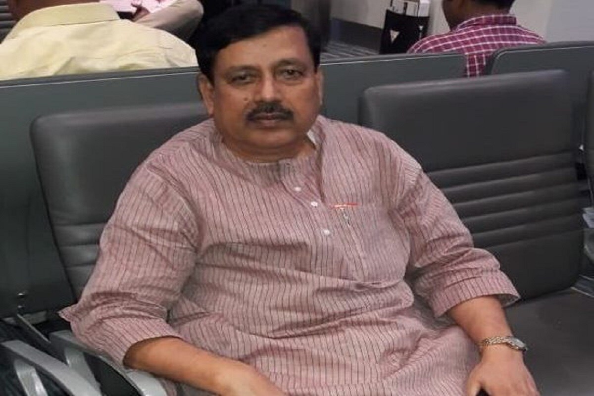 তবে, শালবনির সিপিএম প্রার্থীর থাকার মধ্যে আছে একটি পুরনো গাড়ি। সেই গাড়ির দাম ১ লক্ষ টাকা। আর আছে মাত্র ০.৪২ একর জমির অস্থাবর সম্পত্তি। সেই জমির দাম আনুমানিক ৪ লাখ ১০ হাজার টাকা। কিন্তু শালবনির সিপিএম প্রার্থীর নিজস্ব কোনও বাড়ি নেই। তবে, শালবনির সিপিএম প্রার্থীর থাকার মধ্যে আছে একটি পুরনো গাড়ি। সেই গাড়ির দাম ১ লক্ষ টাকা। আর আছে মাত্র ০.৪২ একর জমির অস্থাবর সম্পত্তি। সেই জমির দাম আনুমানিক ৪ লাখ ১০ হাজার টাকা। কিন্তু শালবনির সিপিএম প্রার্থীর নিজস্ব কোনও বাড়ি নেই।