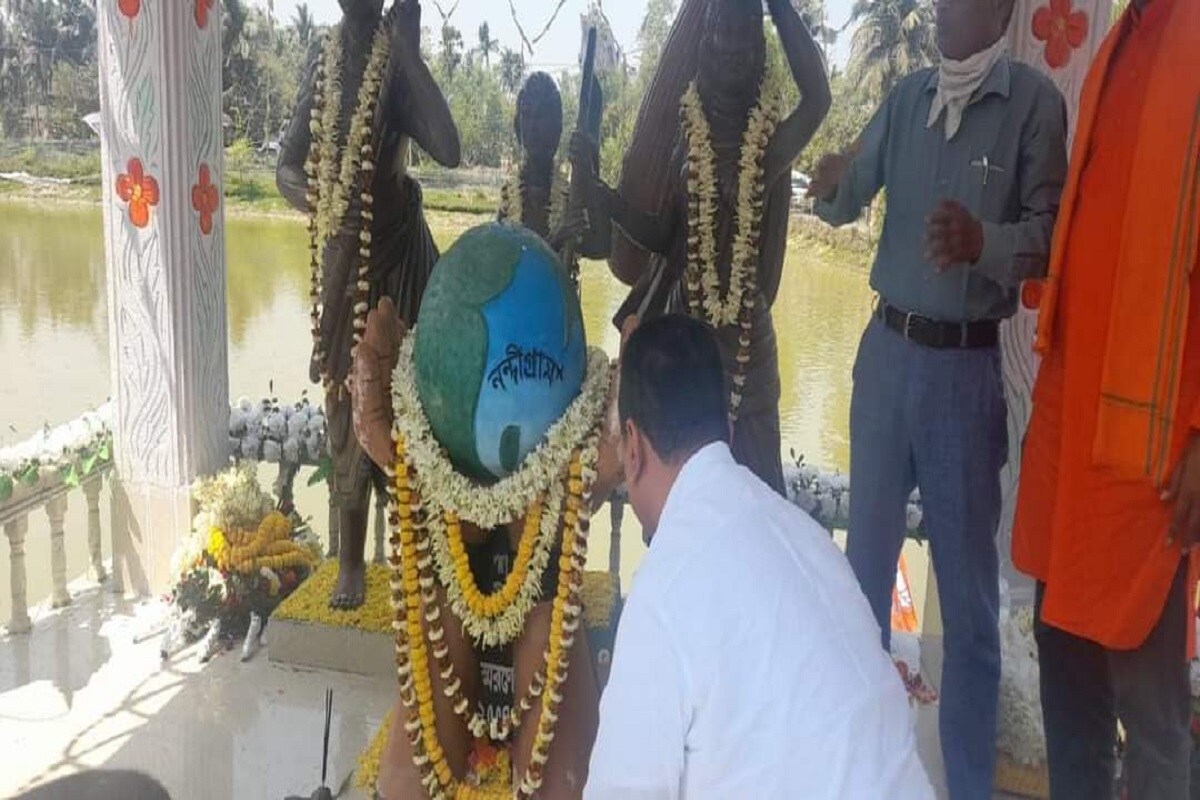 তৃণমূলকে বিঁধতে শুভেন্দু এদিন হাতিয়ার করেছেন নন্দীগ্রাম কাণ্ডের পর অভিযুক্ত পুলিশ অফিসারদের ক্ষমতায় এসে পদোন্নতি নেওয়ার বিষয়টিকে। তাঁর কটাক্ষ, 'যাঁরা নন্দীগ্রামের মানুষকে মেরেছে, সেই পুলিশ অফিসারদেরই প্রোমোশন দিয়েছে এই সরকার।' যদিও নন্দীগ্রামের শহিদ বেদিতে মাল্যদান করার আগে নন্দীগ্রামের ‘ভূমিপুত্র’ তথা বিজেপি প্রার্থী শুভেন্দু অধিকারীর বিরুদ্ধে একাধিক পোস্টারে ছয়লাপ হয়ে যায় এলাকা। তৃণমূলকে বিঁধতে শুভেন্দু এদিন হাতিয়ার করেছেন নন্দীগ্রাম কাণ্ডের পর অভিযুক্ত পুলিশ অফিসারদের ক্ষমতায় এসে পদোন্নতি নেওয়ার বিষয়টিকে। তাঁর কটাক্ষ, 'যাঁরা নন্দীগ্রামের মানুষকে মেরেছে, সেই পুলিশ অফিসারদেরই প্রোমোশন দিয়েছে এই সরকার।' যদিও নন্দীগ্রামের শহিদ বেদিতে মাল্যদান করার আগে নন্দীগ্রামের ‘ভূমিপুত্র’ তথা বিজেপি প্রার্থী শুভেন্দু অধিকারীর বিরুদ্ধে একাধিক পোস্টারে ছয়লাপ হয়ে যায় এলাকা।