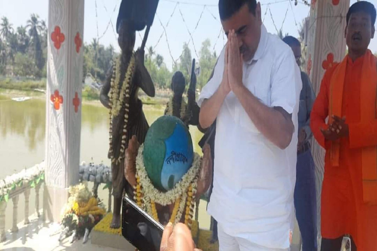শুভেন্দু অবশ্য বেশ কিছু সময় পড়ে শহিদ বেদিতে মাল্যদান করার পর বলেন, 'এই নন্দীগ্রামে আমরা ঢুকতে পারতাম না। কিন্তু তখন লালকৃষ্ণ আডবানি, সুষমা স্বরাজ, রাজনাথ সিংরা সাহায্য করেছেন। তাঁরা সাহায্য না করলে কোনওভাবেই নন্দীগ্রামে ঢুকতে পারতাম না আমরা। বিজেপি না থাকলে নন্দীগ্রাম আন্দোলন হত না।' শুভেন্দু অবশ্য বেশ কিছু সময় পড়ে শহিদ বেদিতে মাল্যদান করার পর বলেন, 'এই নন্দীগ্রামে আমরা ঢুকতে পারতাম না। কিন্তু তখন লালকৃষ্ণ আডবানি, সুষমা স্বরাজ, রাজনাথ সিংরা সাহায্য করেছেন। তাঁরা সাহায্য না করলে কোনওভাবেই নন্দীগ্রামে ঢুকতে পারতাম না আমরা। বিজেপি না থাকলে নন্দীগ্রাম আন্দোলন হত না।'