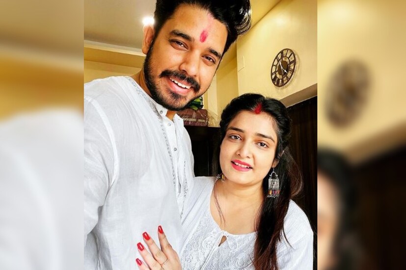 মহানায়কের পরিবারে আরও একটি বিয়ে হয়েছে কিছুদিন আগেই। ত্বরিতা চট্টোপাধ্যায় ও জুপিটার বন্দ্যোপাধ্যায়। এই দুই টেলি তারকাও বিয়ে পরে প্রথম দোল বিশেষ করে তুলেছেন। 