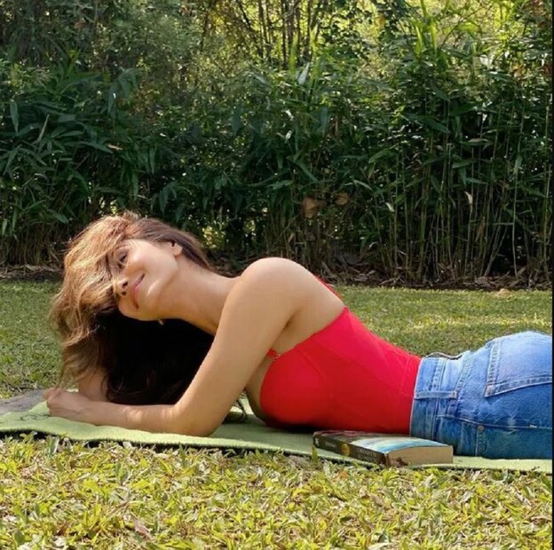 বাণী কাপুর লাল  টপ ও ডেনিমে উদ্ভিন্ন যৌবনের সার্থক রূপ হয়ে উঠেছেন৷   (Image: Instagram)