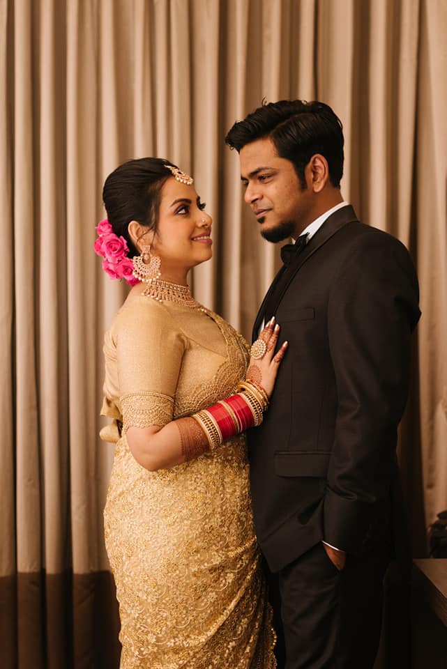 গত মাসে সাত পাকে বাঁধা পড়েছেন বাংলা গানের রিয়ালিটি শো সারেগামাপা-র বিজয়ী দুর্নিবার সাহা, পাত্রী মিনাক্ষী মুখোপাধ্যায়৷ গত মাসে সাত পাকে বাঁধা পড়েছেন বাংলা গানের রিয়ালিটি শো সারেগামাপা-র বিজয়ী দুর্নিবার সাহা, পাত্রী মিনাক্ষী মুখোপাধ্যায়৷