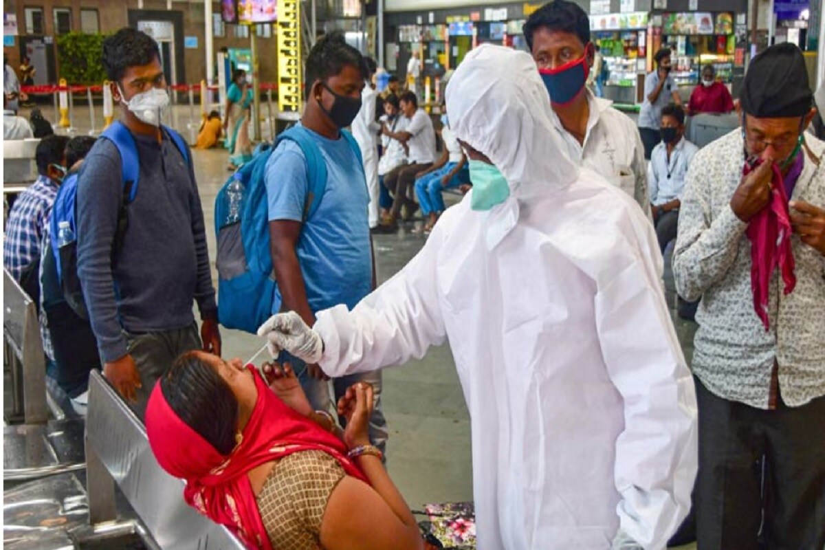 সম্প্রতি করোনা ভাইরাসের নতুন স্ট্রেন নিয়ে গবেষণা চালিয়েছেন এক্সেটার ও ব্রিস্টল বিশ্ববিদ্যালের গবেষকরা। তাঁরা জানিয়েছেন যে, ভাইরাসের ইংল্যান্ড ভ্যারিয়েন্ট ৩০ থেকে ১০০ শতাংশ বেশি প্রাণঘাতী। জানানো হয়েছে যে কোভিড ১৯-এর থেকে অনেক বেশি শক্তিশালী সার্স-কোভ-২। এই ভাইরাসের ছড়িয়ে পড়ার ক্ষমতাও বেশি বলে জানিয়েছেন গবেকরা। (Photo-PTI) সম্প্রতি করোনা ভাইরাসের নতুন স্ট্রেন নিয়ে গবেষণা চালিয়েছেন এক্সেটার ও ব্রিস্টল বিশ্ববিদ্যালের গবেষকরা। তাঁরা জানিয়েছেন যে, ভাইরাসের ইংল্যান্ড ভ্যারিয়েন্ট ৩০ থেকে ১০০ শতাংশ বেশি প্রাণঘাতী। জানানো হয়েছে যে কোভিড ১৯-এর থেকে অনেক বেশি শক্তিশালী সার্স-কোভ-২। এই ভাইরাসের ছড়িয়ে পড়ার ক্ষমতাও বেশি বলে জানিয়েছেন গবেকরা। (Photo-PTI)