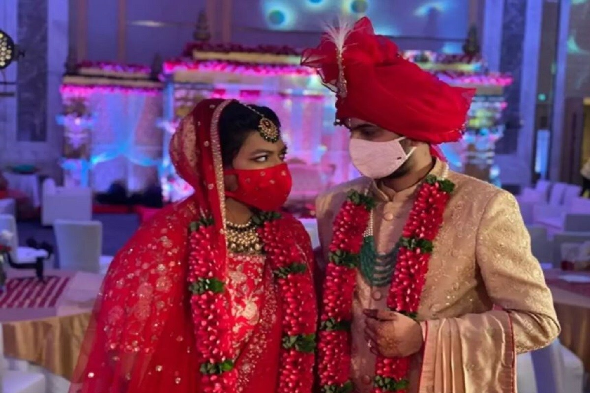 বিয়ে এখন পুরোপুরি ভাবে প্ল্যান করেই আয়োজন করা হয়৷ এতে থিমের ব্যবহার হয়৷ যাঁরা প্ল্যানার তাঁর গ্রাহকের সঙ্গে দোকানদারের মিল ঘটান৷ গ্রাহককে আর নিজে দৌড়াদৌড়ি করে এক জায়গা থেকে অন্য জায়গায় যেতে হয় না৷ প্ল্যান করে খালি পছন্দমতো ওয়েডিং প্ল্যানারকে বলে দিলেই কেল্লাফতে৷ আর গ্রাহকদের মনোমত ব্যবস্থা করে দেওয়ার জন্য তাঁরাও দেদার টাকা রোজগার করতে পারেন৷ কারণ ওয়েডিং প্ল্যানারের কাজ গুরুদায়িত্বের তাই এই দায়িত্ব পালন করার জন্য তাঁদেরকে অনেক টাকা দিতেও কসুর করেন না বিবাহ দানে ইচ্ছুক পরিবাররা৷ Photo-Representative বিয়ে এখন পুরোপুরি ভাবে প্ল্যান করেই আয়োজন করা হয়৷ এতে থিমের ব্যবহার হয়৷ যাঁরা প্ল্যানার তাঁর গ্রাহকের সঙ্গে দোকানদারের মিল ঘটান৷ গ্রাহককে আর নিজে দৌড়াদৌড়ি করে এক জায়গা থেকে অন্য জায়গায় যেতে হয় না৷ প্ল্যান করে খালি পছন্দমতো ওয়েডিং প্ল্যানারকে বলে দিলেই কেল্লাফতে৷ আর গ্রাহকদের মনোমত ব্যবস্থা করে দেওয়ার জন্য তাঁরাও দেদার টাকা রোজগার করতে পারেন৷ কারণ ওয়েডিং প্ল্যানারের কাজ গুরুদায়িত্বের তাই এই দায়িত্ব পালন করার জন্য তাঁদেরকে অনেক টাকা দিতেও কসুর করেন না বিবাহ দানে ইচ্ছুক পরিবাররা৷ Photo-Representative