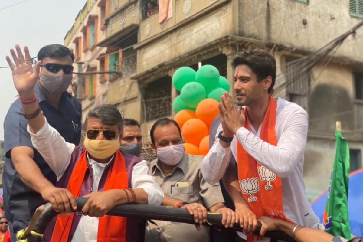 বিজেপির অন্যতম তারকা প্রার্থী যশ দাশগুপ্ত। ১৭ ফেব্রুয়ারি যোগ দিয়েই টিকিট পেয়েছেন তিনি। চণ্ডীতলা থেকে প্রার্থী তিনি। কৈলাশ বিজয়বর্গীর সঙ্গে নিজের হয়ে প্রচার করছেন তিনি। বিজেপির অন্যতম তারকা প্রার্থী যশ দাশগুপ্ত। ১৭ ফেব্রুয়ারি যোগ দিয়েই টিকিট পেয়েছেন তিনি। চণ্ডীতলা থেকে প্রার্থী তিনি। কৈলাশ বিজয়বর্গীর সঙ্গে নিজের হয়ে প্রচার করছেন তিনি।