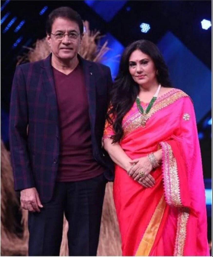 কিছুদিন আগেই অরুণ গোভিল একটি টিভির অনুষ্ঠানে হাজির হয়েছিলেন যেখানে তিনি ছাড়াও রামায়ণে তাঁর সঙ্গে অভিনয় করা সীতা দীপিকা চিখলিয়া-র মতো একাধিক প্রধান চরিত্ররা হাজির ছিলেন৷ সেখানে নিজের জীবনের গুরুত্বপূর্ণ অধ্যায়গুলির কথা বলছিলেন৷ (Photo Courtesy-Instagram @siyaramkijai) কিছুদিন আগেই অরুণ গোভিল একটি টিভির অনুষ্ঠানে হাজির হয়েছিলেন যেখানে তিনি ছাড়াও রামায়ণে তাঁর সঙ্গে অভিনয় করা সীতা দীপিকা চিখলিয়া-র মতো একাধিক প্রধান চরিত্ররা হাজির ছিলেন৷ সেখানে নিজের জীবনের গুরুত্বপূর্ণ অধ্যায়গুলির কথা বলছিলেন৷ (Photo Courtesy-Instagram @siyaramkijai)