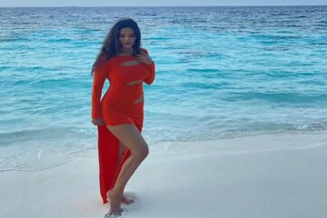 পায়ের নখ দিয়ে সমুদ্রের বালিতে আঁচড়, লাল পোশাকে ঝরছে আগুন, তুলকালাম জলের তলায়