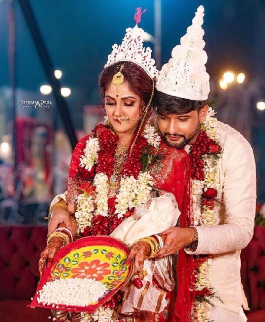 টেলিভিশন দুনিয়ার জনপ্রিয় মুখ নীল ভট্টাচার্য্য ও তৃণা সাহা৷ নীল জনপ্রিয় এ দীর্ঘদিন ধরে চালু কৃষ্ণকলি ধারাবাহিকের মূল পুরুষ চরিত্র ৷ আর তৃণা সাহা এই মুহূর্তে অভিনয় করছেন খড়কুটো ধারাবাহিকে৷ সেটির মূল নারী চরিত্র তিনি৷ এবার এই নব দম্পতি-র যোগদান তৃণমূলে৷ টেলিভিশন দুনিয়ার জনপ্রিয় মুখ নীল ভট্টাচার্য্য ও তৃণা সাহা৷ নীল জনপ্রিয় এ দীর্ঘদিন ধরে চালু কৃষ্ণকলি ধারাবাহিকের মূল পুরুষ চরিত্র ৷ আর তৃণা সাহা এই মুহূর্তে অভিনয় করছেন খড়কুটো ধারাবাহিকে৷ সেটির মূল নারী চরিত্র তিনি৷ এবার এই নব দম্পতি-র যোগদান তৃণমূলে৷