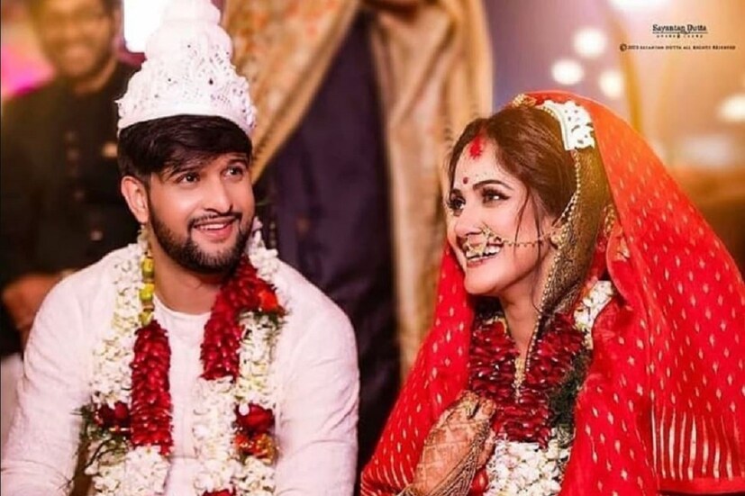 অনস্ক্রিন স্বামী-স্ত্রী- আলাদা আলাদা রাজনৈতিক দলে যোগদান নিয়ে টলি পাড়া সরগরম৷ অন্যদিকে রিয়েল লাইফের স্বামী স্ত্রীকে স্বাগত জানাল তৃণমূল নেতৃত্ব৷ 
