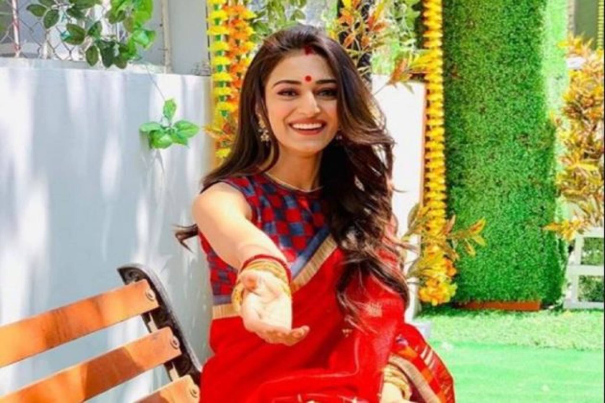 সিঁথিতে সিঁদুর, হাতে পলা সতী সাধ্বী বউমা ভোলবদলে একেবারে মনোকিনিতে,আগুন!