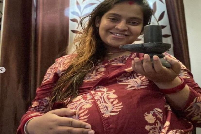 •গর্ভবতী অভিনেত্রী মধুবনী গোস্বামী৷ এখন শুধু সন্তান জন্মের অপেক্ষায় তিনি ও তাঁর স্বামী রাজা৷ অন্তঃসত্ত্বা অবস্থায় এবার আর শিবরাত্রী ব্রত পালন করতে পারলেন না তিনি৷ তবে শিব হাতে নিয়ে ছবি দিলেন৷ জানালেন গত বছর তিনি সারা দিন উপোস থেকে শিবরাত্রীর ব্রত পালন করেছিলেন৷ 