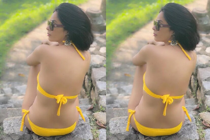 খোলা পিঠ হলুদ বিকিনিতে সবার নজর কেড়েছেন মল্লিকা শেরাওয়াত ৷ ছবি সৌজন্যে ইনস্টাগ্রাম ৷