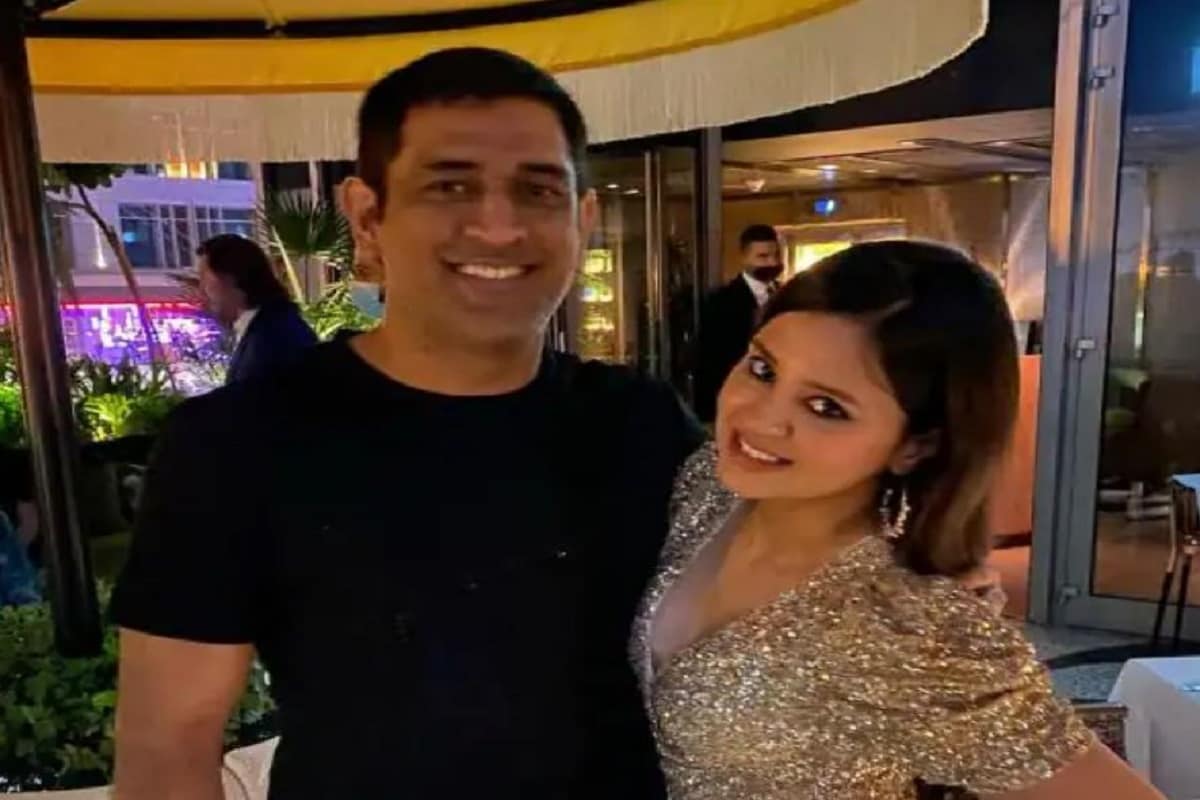 প্রাক্তন অধিনায়ক মহেন্দ্র সিং ধোনি বিয়ে করেছেন সাক্ষী ধোনিকে ৷ এই দুই সুন্দর কাপলের একটি ফুটফুটে মেয়ে জিভাকে নিয়েই সোনার সংসার ৷ ছবি সৌজন্যে ইনস্টাগ্রাম ৷ প্রাক্তন অধিনায়ক মহেন্দ্র সিং ধোনি বিয়ে করেছেন সাক্ষী ধোনিকে ৷ এই দুই সুন্দর কাপলের একটি ফুটফুটে মেয়ে জিভাকে নিয়েই সোনার সংসার ৷ ছবি সৌজন্যে ইনস্টাগ্রাম ৷