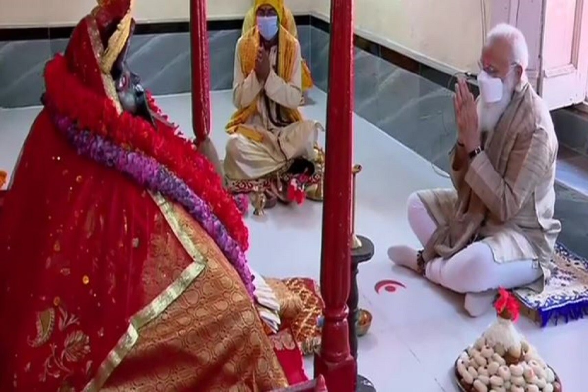 •শনিবার বাংলাদেশের সাতক্ষীরা জেলার ঈশ্বরীপুর গ্রামের শতাব্দী প্রাচীন যশোরেশ্বরী কালী মন্দিরে পূজা দেন প্রধানমন্ত্রী নরেন্দ্র মোদি। বহুদিন ধরেই এই শক্তিপীঠে আসার ইচ্ছে ছিল তাঁর, অবশেষে মায়ের পায়ে এসে প্রণাম করতে পারলেন তিনি, জানান মোদি৷(Photo Courtesy-ANI) •শনিবার বাংলাদেশের সাতক্ষীরা জেলার ঈশ্বরীপুর গ্রামের শতাব্দী প্রাচীন যশোরেশ্বরী কালী মন্দিরে পূজা দেন প্রধানমন্ত্রী নরেন্দ্র মোদি। বহুদিন ধরেই এই শক্তিপীঠে আসার ইচ্ছে ছিল তাঁর, অবশেষে মায়ের পায়ে এসে প্রণাম করতে পারলেন তিনি, জানান মোদি৷(Photo Courtesy-ANI)