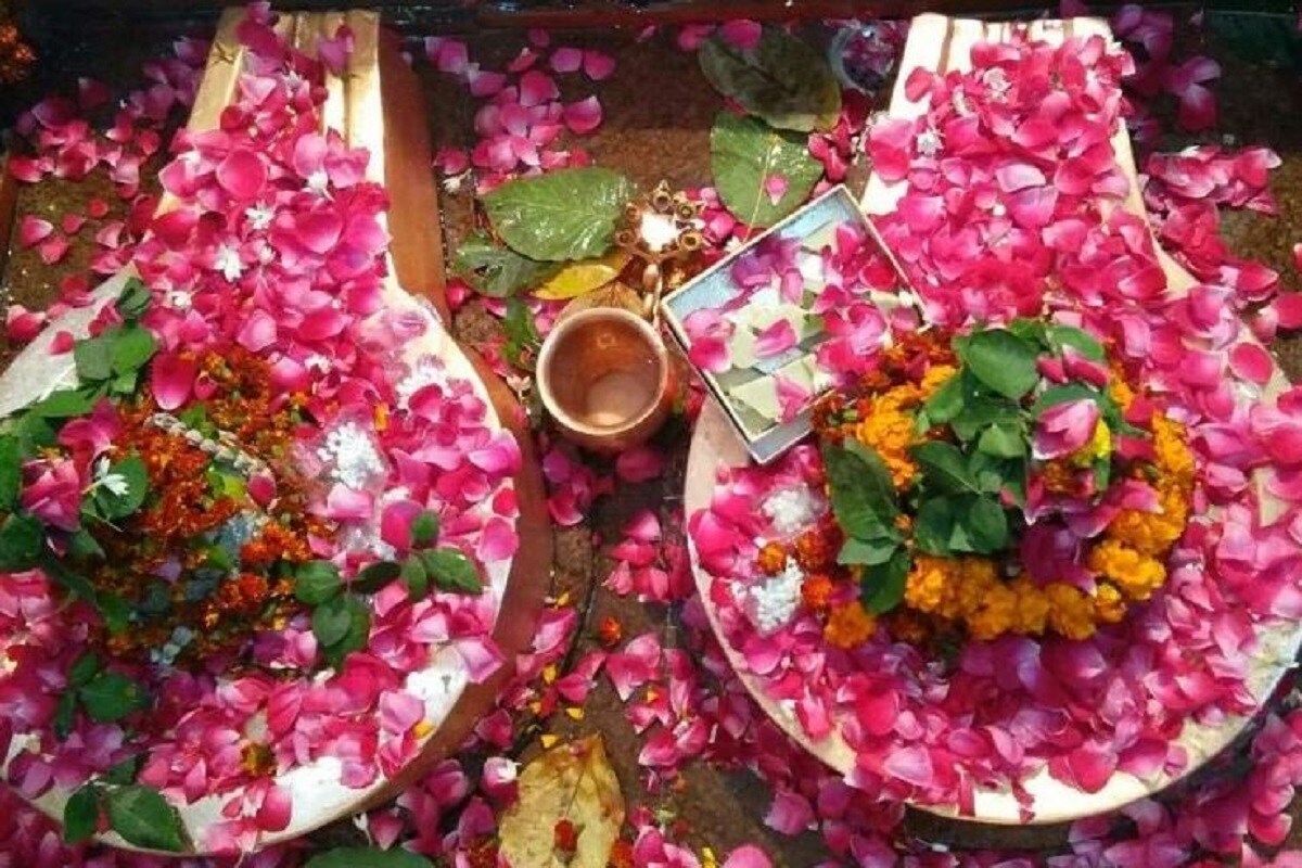 •বলা হয়ে যে স্বয়ং চন্দ্রদেব এই প্রদষ ব্রতের প্রচলন করেছিলেন মর্ত্যে। পুরাণকথা মতে, দক্ষ প্রজাপতি তাঁর ২১ জন মেয়ের সঙ্গে চন্দ্রের বিবাহ দিয়েছিলেন। কিন্তু চন্দ্র তাঁর সব স্ত্রীকে সমান গুরুত্ব দিতেন না। তিনি শুধু আকৃষ্ট ছিলেন রোহিণীর ভুবনমোহিনী রূপে। কন্যারা এই নিয়ে অভিযোগ জানালে দক্ষ শাপ দেন যে চন্দ্র ক্ষয়রোগে আক্রান্ত হবেন! এর পর প্রদোষ ব্রত উদযাপন করে, শিবকে প্রসন্ন করে এই শাপ থেকে মুক্তি পেয়েছিলেন তিনি। •বলা হয়ে যে স্বয়ং চন্দ্রদেব এই প্রদষ ব্রতের প্রচলন করেছিলেন মর্ত্যে। পুরাণকথা মতে, দক্ষ প্রজাপতি তাঁর ২১ জন মেয়ের সঙ্গে চন্দ্রের বিবাহ দিয়েছিলেন। কিন্তু চন্দ্র তাঁর সব স্ত্রীকে সমান গুরুত্ব দিতেন না। তিনি শুধু আকৃষ্ট ছিলেন রোহিণীর ভুবনমোহিনী রূপে। কন্যারা এই নিয়ে অভিযোগ জানালে দক্ষ শাপ দেন যে চন্দ্র ক্ষয়রোগে আক্রান্ত হবেন! এর পর প্রদোষ ব্রত উদযাপন করে, শিবকে প্রসন্ন করে এই শাপ থেকে মুক্তি পেয়েছিলেন তিনি।