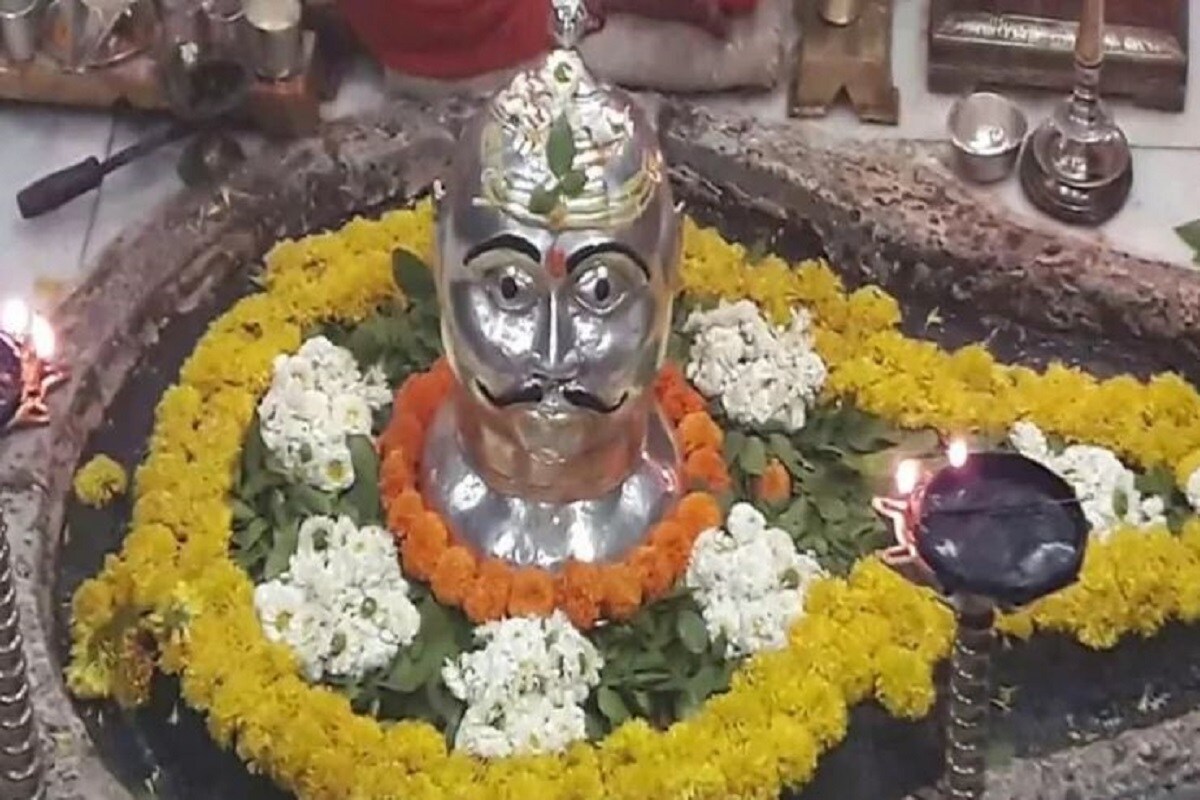 •সেই মতো প্রদোষ ব্রত উদযাপন করতে চাইলে ১০ মার্চ সকালে স্নান সেরে শিবকে নৈবেদ্য নিবেদন করতে হবে। এর পর সারা দিন উপবাসে এবং শুদ্ধ ভাবে কাটাতে হবে। তার পর সন্ধ্যাকালে বসতে হবে পূজায়। সন্ধ্যাকালে ওম উমা সহিত শিবায় নমঃ মন্ত্র ১০৮ বার জপ করতে হবে। যথাবিহিত অভিষেকের সঙ্গে শিবের পূজা করতে হবে। শিবলঙ্গটি চন্দনচর্চিত করা অবশ্য কর্তব্য। বিবাহিতারা অবশ্যই দেবী পার্বতীর উদ্দেশে লাল বস্ত্র এবং সিঁদুর দান করবেন।পূজা সমাপনান্তে দীপ এবং ধূপ সহযোগে আরতি করতে হবে। •সেই মতো প্রদোষ ব্রত উদযাপন করতে চাইলে ১০ মার্চ সকালে স্নান সেরে শিবকে নৈবেদ্য নিবেদন করতে হবে। এর পর সারা দিন উপবাসে এবং শুদ্ধ ভাবে কাটাতে হবে। তার পর সন্ধ্যাকালে বসতে হবে পূজায়। সন্ধ্যাকালে ওম উমা সহিত শিবায় নমঃ মন্ত্র ১০৮ বার জপ করতে হবে। যথাবিহিত অভিষেকের সঙ্গে শিবের পূজা করতে হবে। শিবলঙ্গটি চন্দনচর্চিত করা অবশ্য কর্তব্য। বিবাহিতারা অবশ্যই দেবী পার্বতীর উদ্দেশে লাল বস্ত্র এবং সিঁদুর দান করবেন।পূজা সমাপনান্তে দীপ এবং ধূপ সহযোগে আরতি করতে হবে।