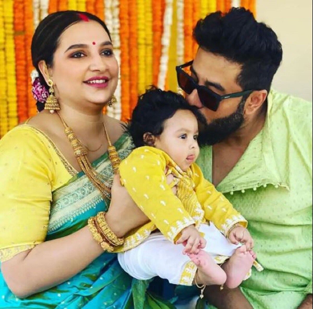 •এর আগে ছেলের অন্নপ্রাশন হয়েছে ধুমধাম করে৷ সেখানে ধুতি পাঞ্জাবিতে একেবারে ফুলবাবু সেজেছিল পুচকে ইউভান৷ •এর আগে ছেলের অন্নপ্রাশন হয়েছে ধুমধাম করে৷ সেখানে ধুতি পাঞ্জাবিতে একেবারে ফুলবাবু সেজেছিল পুচকে ইউভান৷