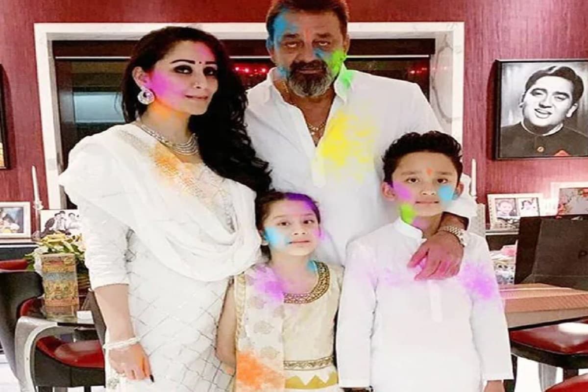 স্ত্রী মান্যতা ও ছেলে-মেয়ের সঙ্গে হোলির আনন্দে মাতয়ারা হয়েছেন সঞ্জয় দত্ত ৷ ছবি সৌজন্যে ইনস্টাগ্রাম ৷ স্ত্রী মান্যতা ও ছেলে-মেয়ের সঙ্গে হোলির আনন্দে মাতয়ারা হয়েছেন সঞ্জয় দত্ত ৷ ছবি সৌজন্যে ইনস্টাগ্রাম ৷