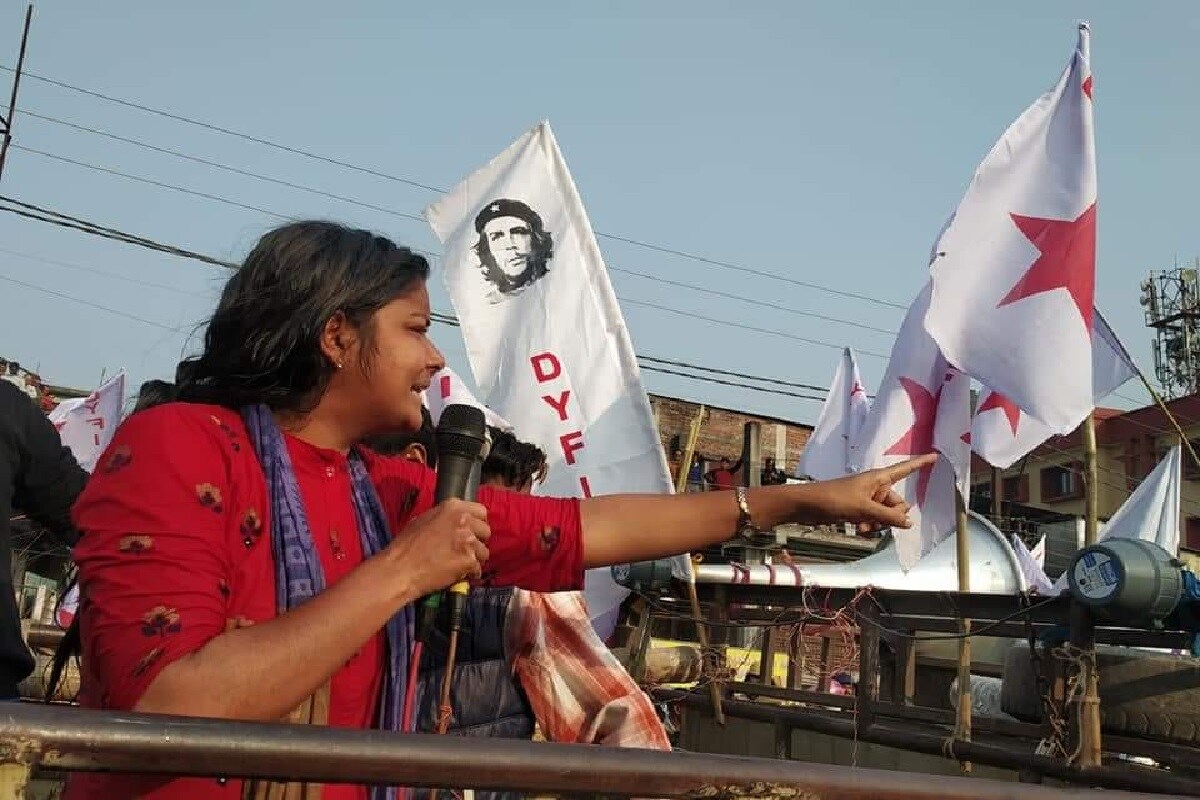 এ ছাড়াও একটি মোটরসাইকেল রয়েছে মীনাক্ষীর, যার বর্তমান বাজার মূল্য ৪০ হাজার টাকা৷ Photo-Facebook এ ছাড়াও একটি মোটরসাইকেল রয়েছে মীনাক্ষীর, যার বর্তমান বাজার মূল্য ৪০ হাজার টাকা৷ Photo-Facebook