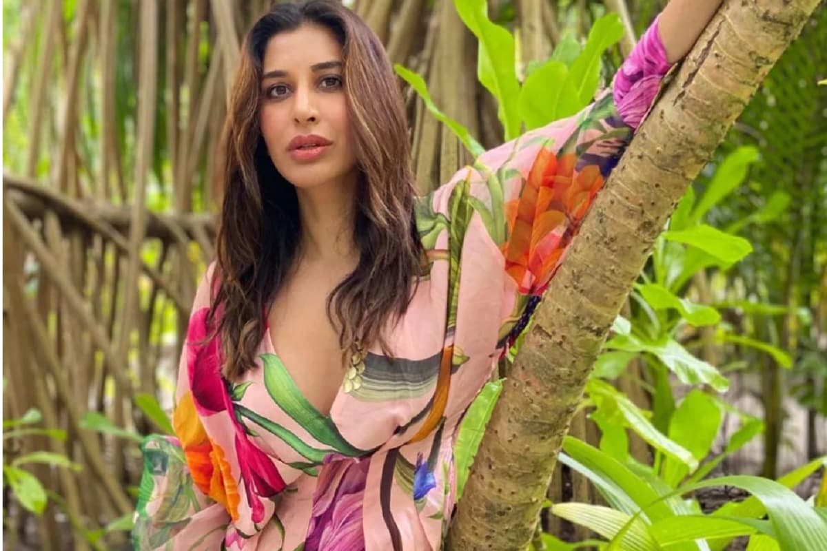 সঙ্গীত শিল্পী, অভিনেত্রী ফুলের পোশাকে যেন সোশ্যাল মিডিয়ায় ঝড় তুলেছেন ৷ ছবি সৌজন্যে ইনস্টাগ্রাম ৷ সঙ্গীত শিল্পী, অভিনেত্রী ফুলের পোশাকে যেন সোশ্যাল মিডিয়ায় ঝড় তুলেছেন ৷ ছবি সৌজন্যে ইনস্টাগ্রাম ৷