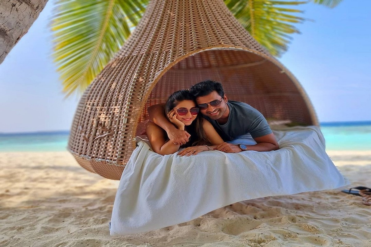 *টলিউডের (Tollywood) তারকারা (Celebrity)যখন একে একে রাজনৈতিক শিবিরে নাম লেখাচ্ছেন পাকাপাকিভাবে, তখন অভিনেতা অঙ্কুশ হাজরা এবং অভিনেত্রী ঐন্দ্রিলা সেন উড়ে গিয়েছেন, তাঁদের বহু প্রতিক্ষীত মালদ্বীপ (Maldive)ট্যুরে। ছবি: ইনস্টাগ্রাম। *টলিউডের (Tollywood) তারকারা (Celebrity)যখন একে একে রাজনৈতিক শিবিরে নাম লেখাচ্ছেন পাকাপাকিভাবে, তখন অভিনেতা অঙ্কুশ হাজরা এবং অভিনেত্রী ঐন্দ্রিলা সেন উড়ে গিয়েছেন, তাঁদের বহু প্রতিক্ষীত মালদ্বীপ (Maldive)ট্যুরে। ছবি: ইনস্টাগ্রাম।