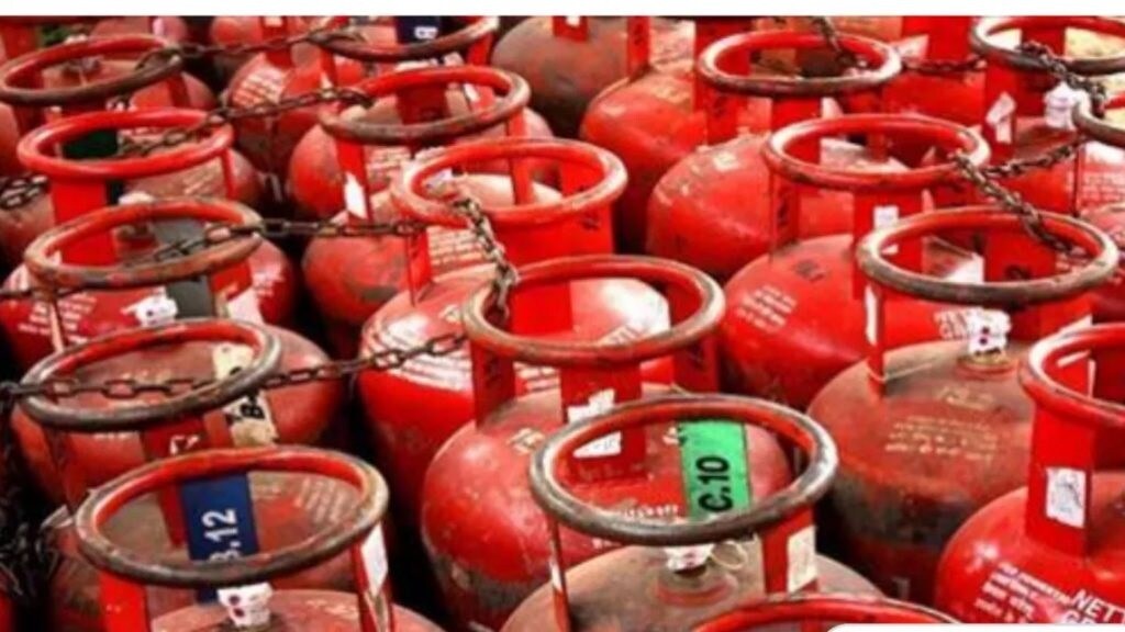 আনলাইনেও সমস্যার সমাধান হতে পারে সর্বপ্রথম ইন্ডিয়ান অয়েলের ওয়েবসাইটে (Indian Oil Website) ভিজিট করতে হবে https://cx.indianoil.in/, এরপরে Subsidy Status অথবা Proceed-এ ক্লিক করতে হবে, Subsidy Related (PAHAL) এই অপশনে ক্লিক করতে হবে Subsidy Not Received-এ ক্লিক করতে হবে, এরপরে রেজিস্টার্ড মোবাইল নম্বর ও LPG ID নথিভুক্ত করতে হবে, এরপরেই সমস্ত তথ্য গ্রাহকের সামনে উপস্থিত হবে ৷ প্রতীকী ছবি ৷ আনলাইনেও সমস্যার সমাধান হতে পারে সর্বপ্রথম ইন্ডিয়ান অয়েলের ওয়েবসাইটে (Indian Oil Website) ভিজিট করতে হবে https://cx.indianoil.in/, এরপরে Subsidy Status অথবা Proceed-এ ক্লিক করতে হবে, Subsidy Related (PAHAL) এই অপশনে ক্লিক করতে হবে Subsidy Not Received-এ ক্লিক করতে হবে, এরপরে রেজিস্টার্ড মোবাইল নম্বর ও LPG ID নথিভুক্ত করতে হবে, এরপরেই সমস্ত তথ্য গ্রাহকের সামনে উপস্থিত হবে ৷ প্রতীকী ছবি ৷