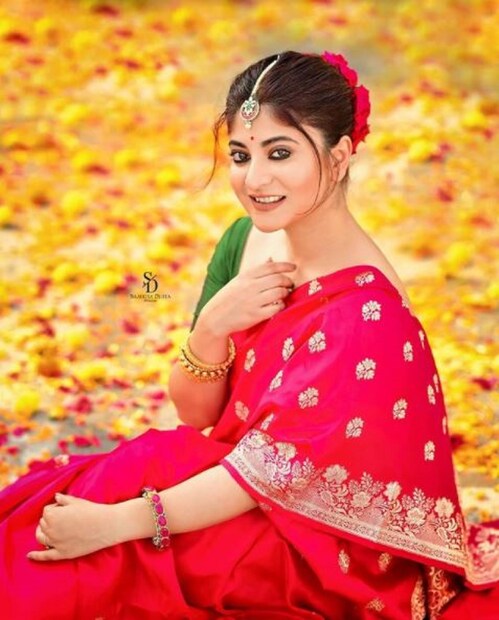 লাল শাড়িতে মোহময়ী সন্দীপ্তা। এই ছবিটি ফটোশ্যুটের। তিনি এই ছবি নববর্ষের সকালে শেয়ার করেছেন ইনস্টাগ্রামে। এবং সকলকে জানিয়েছেন শুভেচ্ছা।