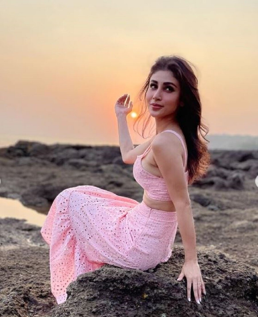 সম্প্রতি গোলাপি চিকনের কাজ করা পোশাকে কিছু ছবি তিনি পোস্ট করেছেন ইনস্টাতে। যা ইতিমধ্যে ভাইরাল হয়েছে। photo source Instagram সম্প্রতি গোলাপি চিকনের কাজ করা পোশাকে কিছু ছবি তিনি পোস্ট করেছেন ইনস্টাতে। যা ইতিমধ্যে ভাইরাল হয়েছে। photo source Instagram