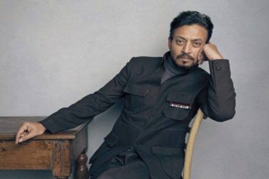  যখন তাঁর ক্যানসার ধরা পড়ে, সেটা গোটা দেশের কাছে একটা শোকের খবর ছিল, তবে সবার মতো উনি নিজেও আশাবাদী ছিলেন যে সেরে উঠবেন। তবে দর্শকদের দুর্ভাগ্য যে সেটা হয়নি। আজ থেকে এক বছর আগে আজকের দিনেই সবাইকে ছেড়ে অনন্তের দিকে পাড়ি দেন ইরফান খান (Irrfan Khan)। অভিনেতা হিসাবে তাঁর দক্ষতা ছিল প্রশ্নাতীত। আজ তাঁর মৃত্যুবার্ষিকীতে তাঁর কয়েকটি অদেখা ও অজানা ছবি দিয়েই শ্রদ্ধাঞ্জলি জানালাম আমরা।
