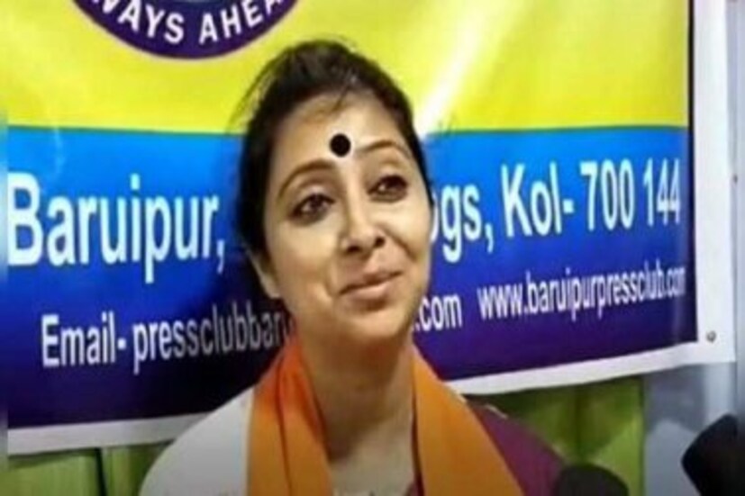নির্বাচন কমিশনের কাছে হলফনামায় অঞ্জনা জানিয়েছেন, ২০১৯-২০ আর্থিক বছরে তাঁর উপার্জন ছিল ১৭ লক্ষ ১০ হাজার টাকা। তার আগের আর্থিক বছরে এই উপার্জনের অঙ্ক ছিল ১৬ লক্ষ ১৮ হাজার ১৩৬ টাকা। অঞ্জনার স্বামী সুমন্ত্র বসুর ক্ষেত্রে ২০১৯-২০ আর্থিক বছরে উপার্জনের পরিমাণ ২১ লক্ষ ৬০ হাজার ২৫২ টাকা। তার আগের আর্থিক বছরে তাঁর দাখিল করা উপার্জন ২০ লক্ষ ৮২ হাজার ৬৮৪ টাকা। সুমন্ত্র-অঞ্জনার একমাত্র ছেলে অরিত্রর বয়স ২০ বছর। তিনি ছাত্র। উপার্জনের দিক থেকে এখনও বাবা মায়ের উপর নির্ভরশীল।