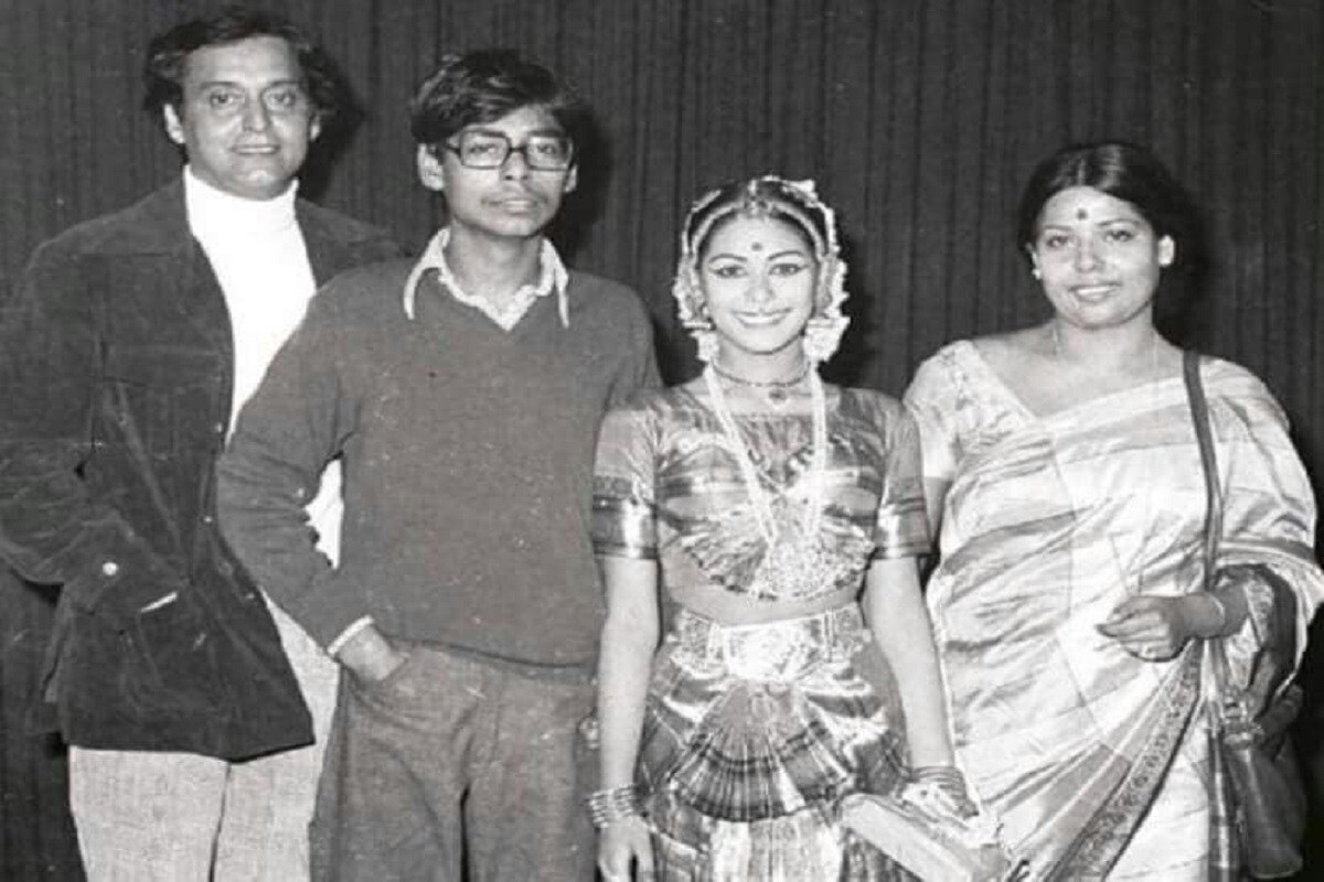 •স্বামী কিংবদন্তী অভিনেতা সৌমিত্র চট্টোপাধ্যায়ের মৃত্যুর ৪ মাসের মধ্যেই মৃত্যু হল সৌমিত্র জায়া দীপার৷ নভেম্বরে মৃত্যু হয় সৌমিত্রবাবু৷ করোনা আক্রান্ত হন তিনি৷ লড়াই চলে বহুদিন৷ শেষ পর্যন্ত মৃত্যু হয় তাঁর৷ (Photo Courtesy--Facebook) •স্বামী কিংবদন্তী অভিনেতা সৌমিত্র চট্টোপাধ্যায়ের মৃত্যুর ৪ মাসের মধ্যেই মৃত্যু হল সৌমিত্র জায়া দীপার৷ নভেম্বরে মৃত্যু হয় সৌমিত্রবাবু৷ করোনা আক্রান্ত হন তিনি৷ লড়াই চলে বহুদিন৷ শেষ পর্যন্ত মৃত্যু হয় তাঁর৷ (Photo Courtesy--Facebook)