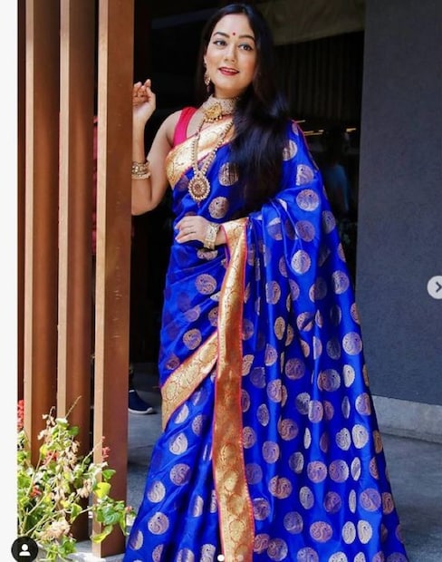 নীল শাড়ি ও গয়নায় মোহময়ী প্রমিতা। সদ্য বিবাহিতা নায়িকা হয়ে উঠেছেন মোহময়ী। 