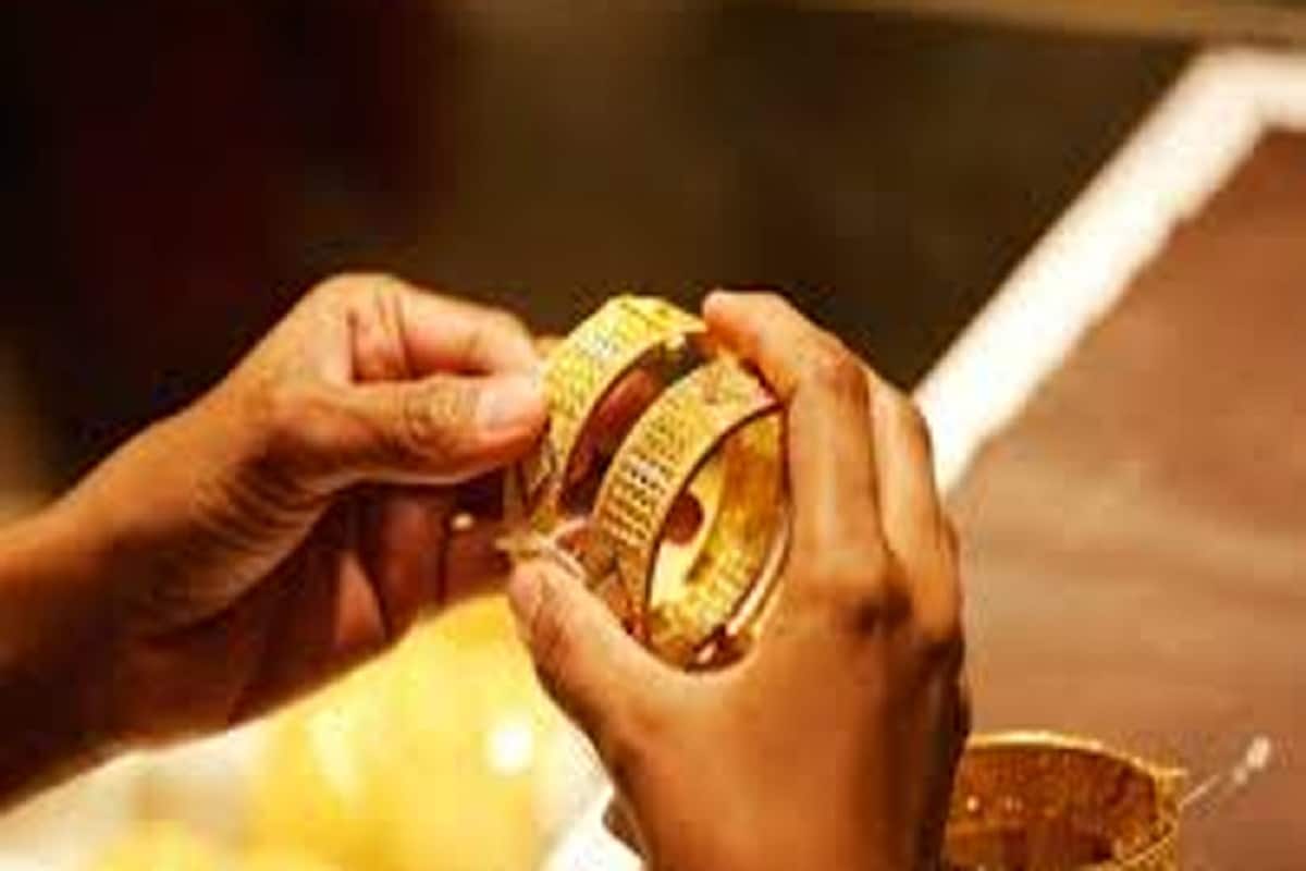 এই মুহূর্তে সোনা, রুপোর দাম (Silver Price) প্রতিদিনই প্রায় ওঠানামা করছে ৷ দিল্লির সর্রোফা বাজারে সোনা ও রুপোর দাম বৃদ্ধি দেখতে পাওয়া গিয়েছে ৷ প্রতীকী ছবি ৷ এই মুহূর্তে সোনা, রুপোর দাম (Silver Price) প্রতিদিনই প্রায় ওঠানামা করছে ৷ দিল্লির সর্রোফা বাজারে সোনা ও রুপোর দাম বৃদ্ধি দেখতে পাওয়া গিয়েছে ৷ প্রতীকী ছবি ৷