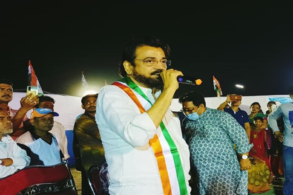বারাসাত থেকে তৃণমূলের হয়ে লড়েছেন অভিনেতা চিরঞ্জিত চক্রবর্তী। প্রথমে তিনি ভোটে লড়বেন কি না বা টিকিট পাবেন কি না তা নিয়ে যথেষ্ট জল্পনা চলছিল। কিন্তু অবশেষে তিনি লড়েন এবং বড় মার্জিনে বিজেপির শঙ্কর চট্টোপাধ্যায়কে হারিয়েছেন তিনি। বারাসাত থেকে তৃণমূলের হয়ে লড়েছেন অভিনেতা চিরঞ্জিত চক্রবর্তী। প্রথমে তিনি ভোটে লড়বেন কি না বা টিকিট পাবেন কি না তা নিয়ে যথেষ্ট জল্পনা চলছিল। কিন্তু অবশেষে তিনি লড়েন এবং বড় মার্জিনে বিজেপির শঙ্কর চট্টোপাধ্যায়কে হারিয়েছেন তিনি।